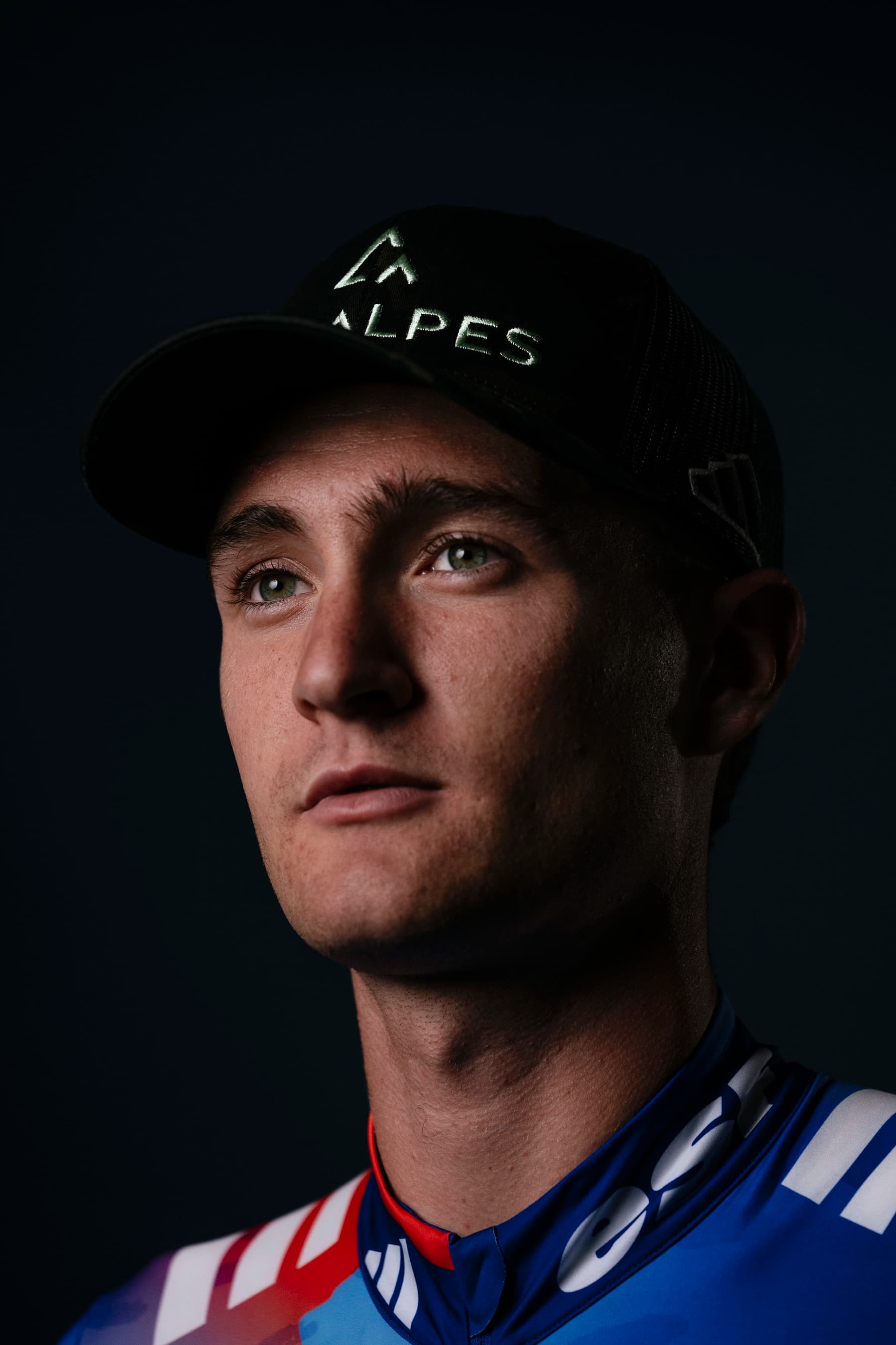 Portrait serré de Mathis Desloges, casquette Cimalpes, le regard tourné vers l'horizon