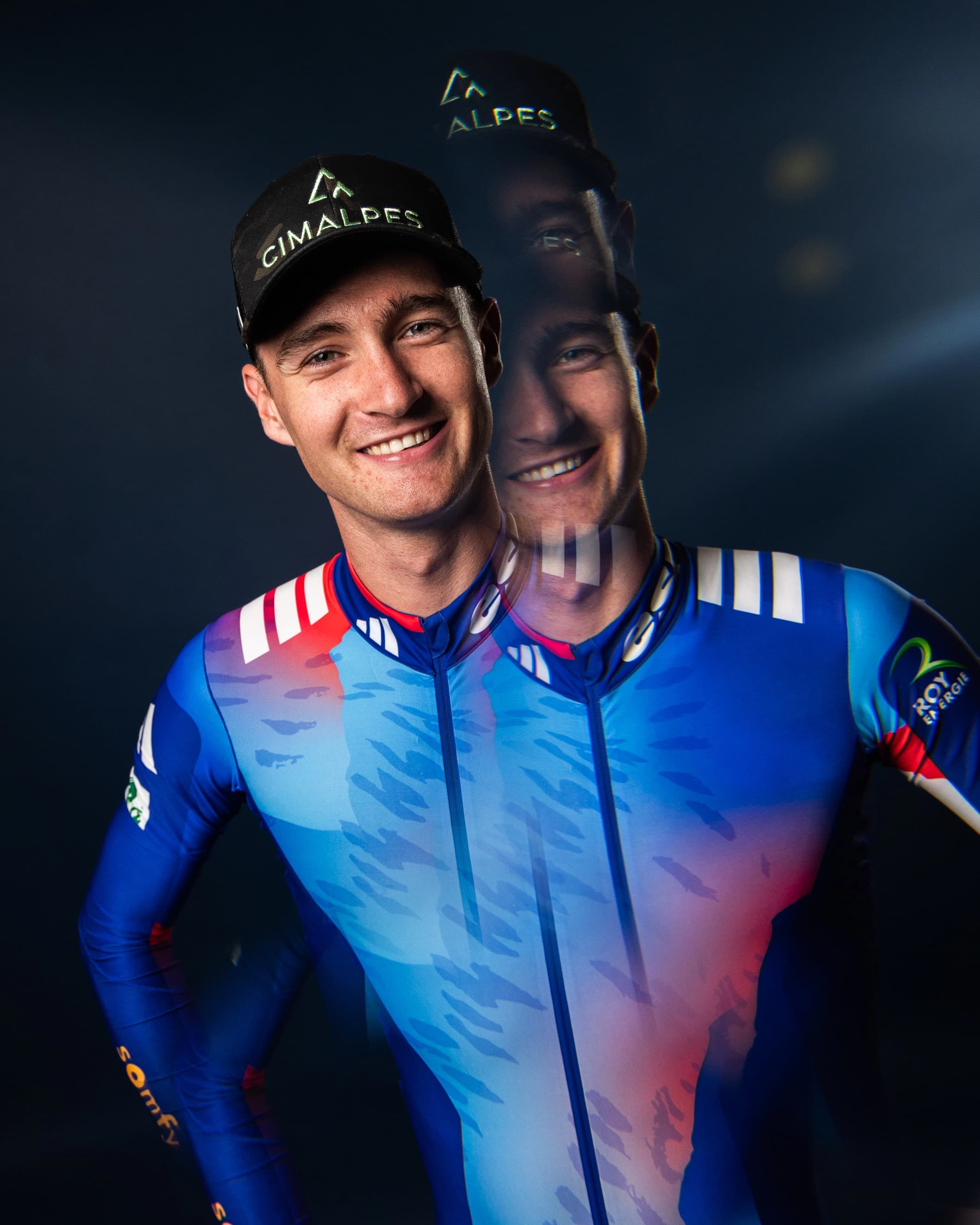 Mathis Desloges en double exposition, casquette Cimalpes et combinaison bleu blanc rouge