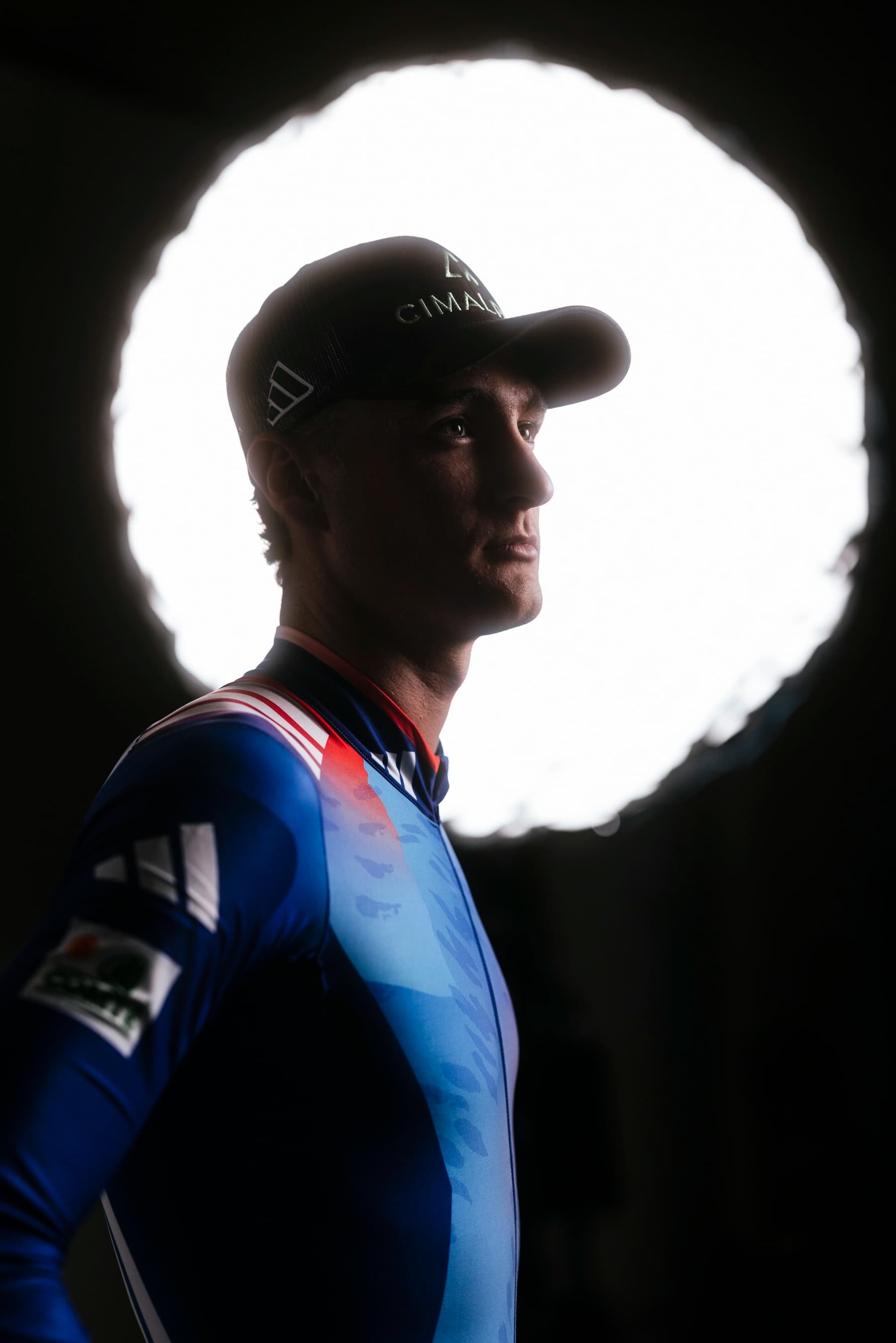 Silhouette de Mathis Desloges en contre-jour devant un halo de lumière