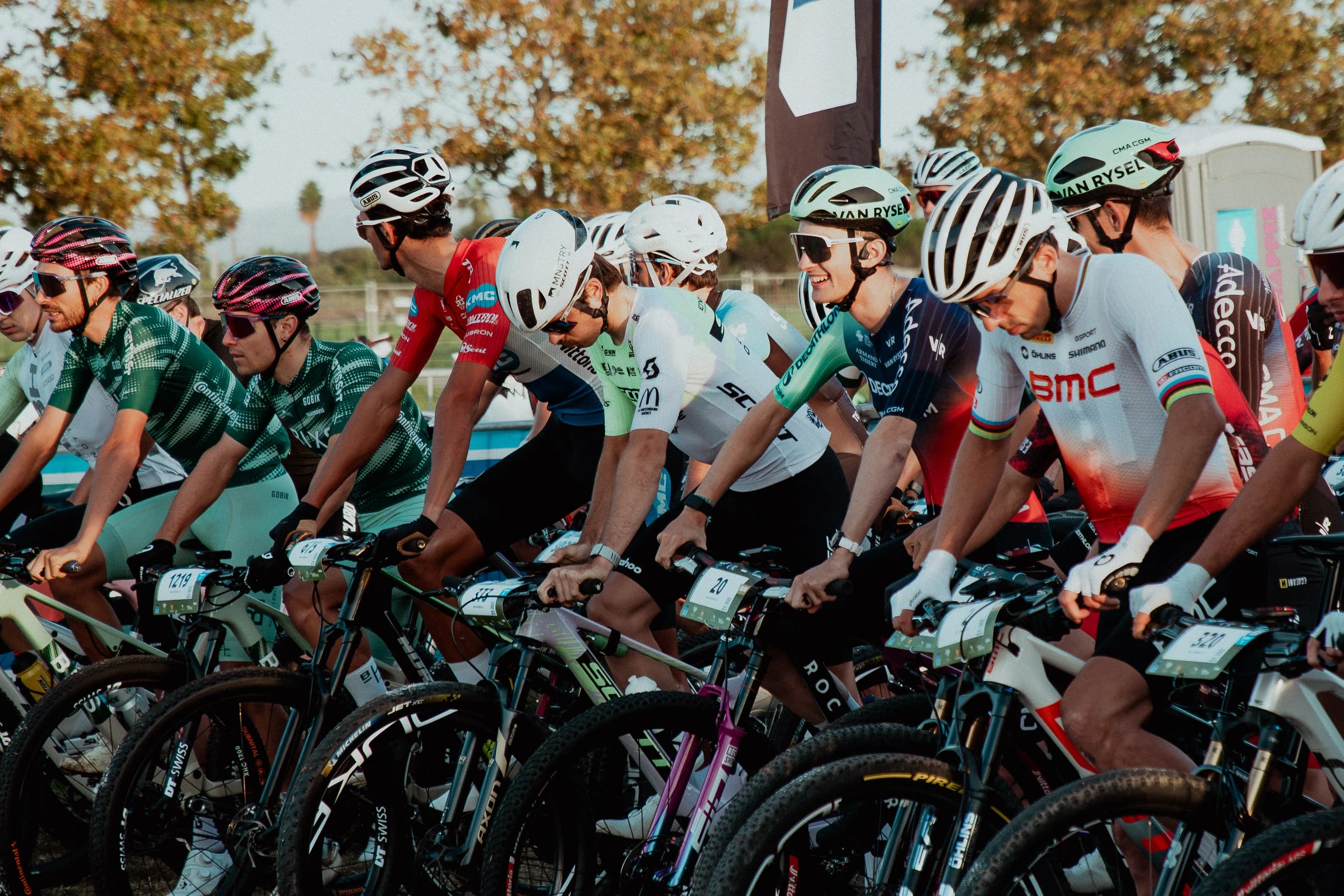 Départ d'une course VTT au Roc d'Azur 2026 avec les coureurs SCOTT en première ligne