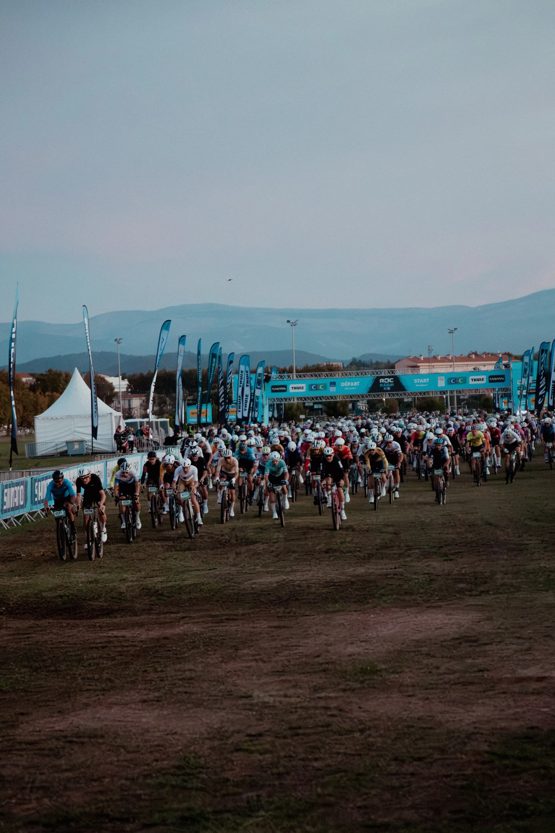 Peloton de vététistes sur la ligne de départ du Roc d'Azur
