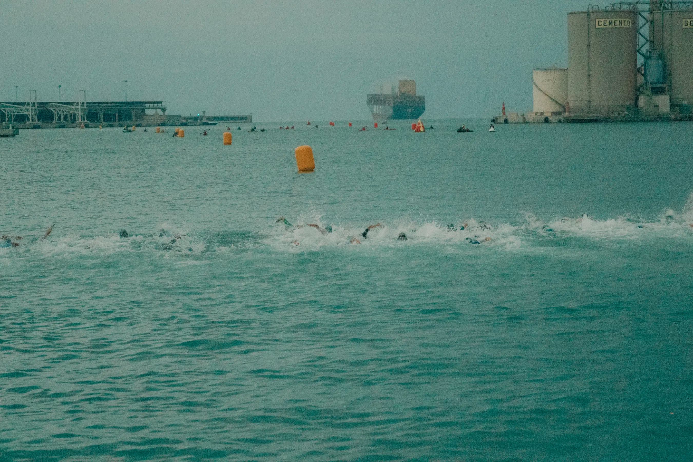Vue large du départ de la natation de l'IRONMAN 70.3 de Málaga