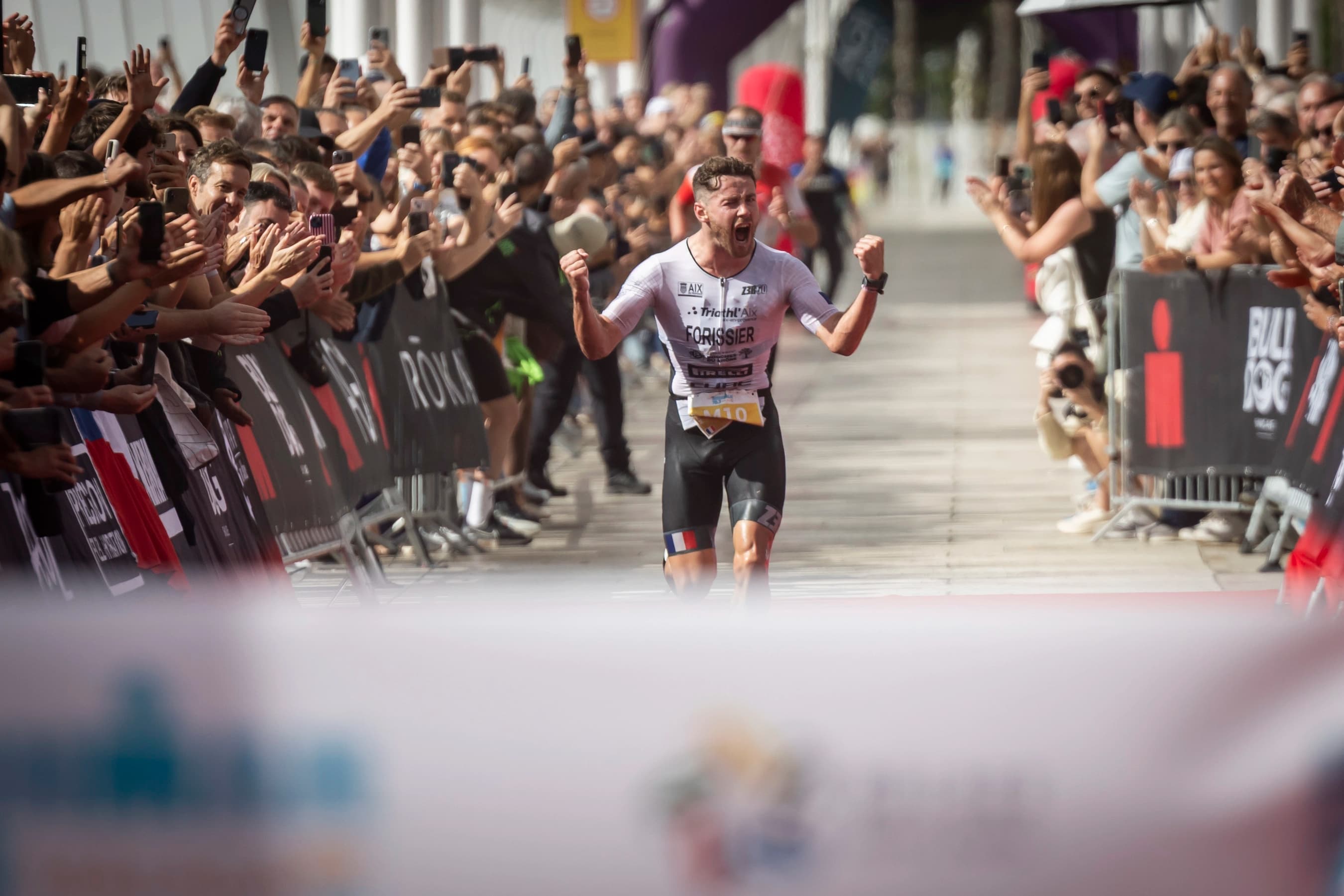 Félix Forissier sprinte vers la ligne d'arrivée de l'IRONMAN 70.3 de Málaga