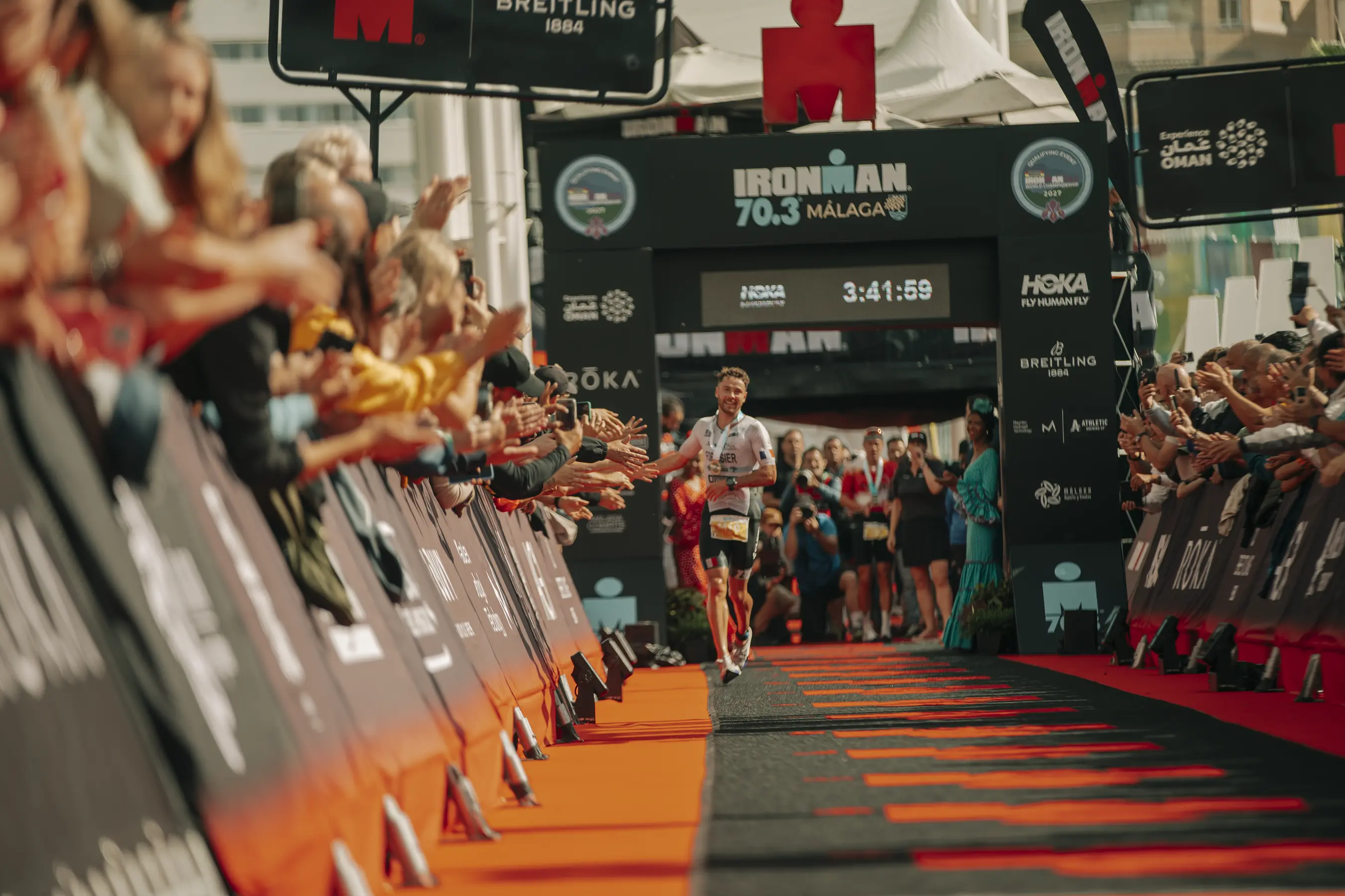 Félix Forissier célèbre sa victoire sur l'IRONMAN 70.3 de Málaga