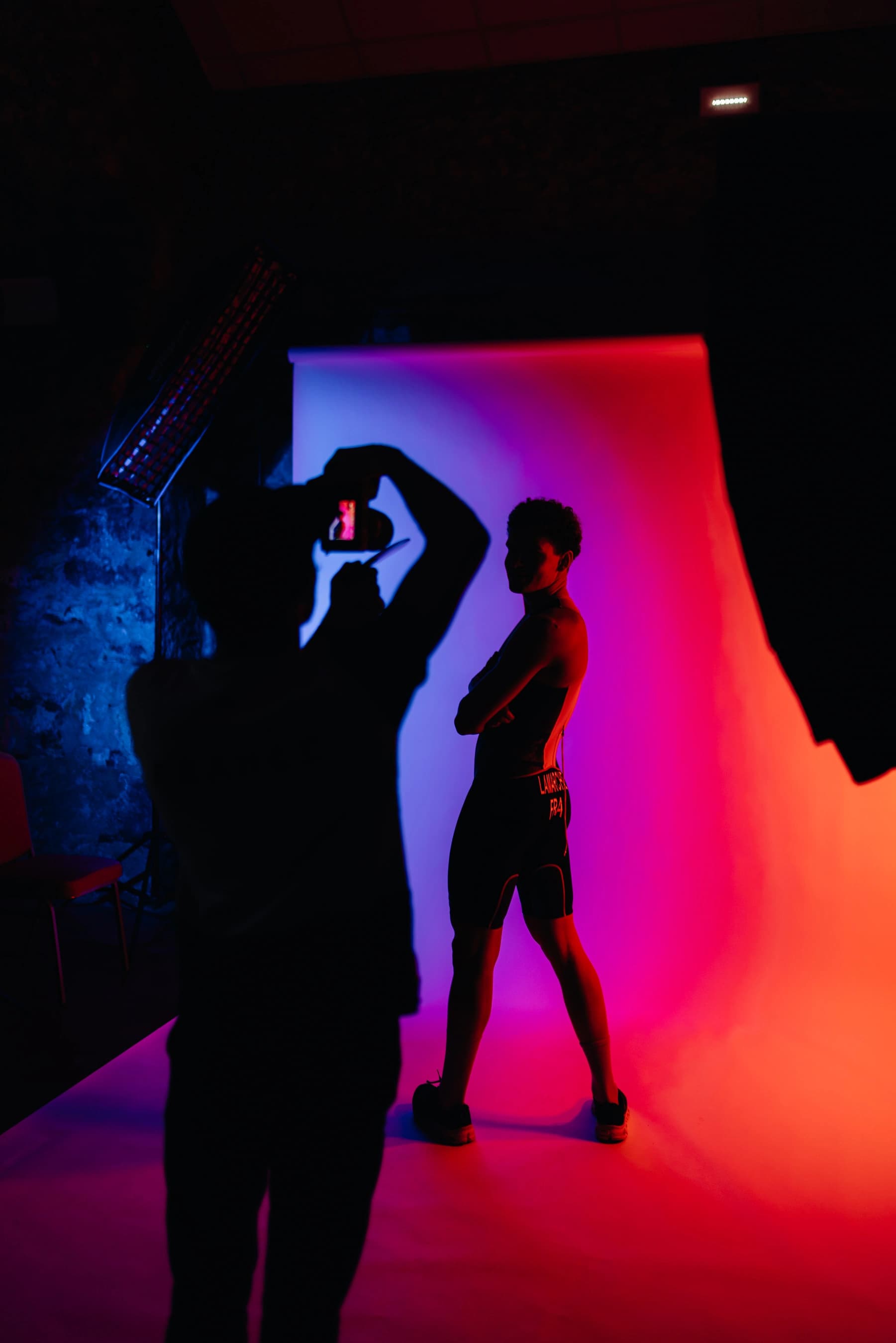 Shooting studio des athlètes avec fond coloré