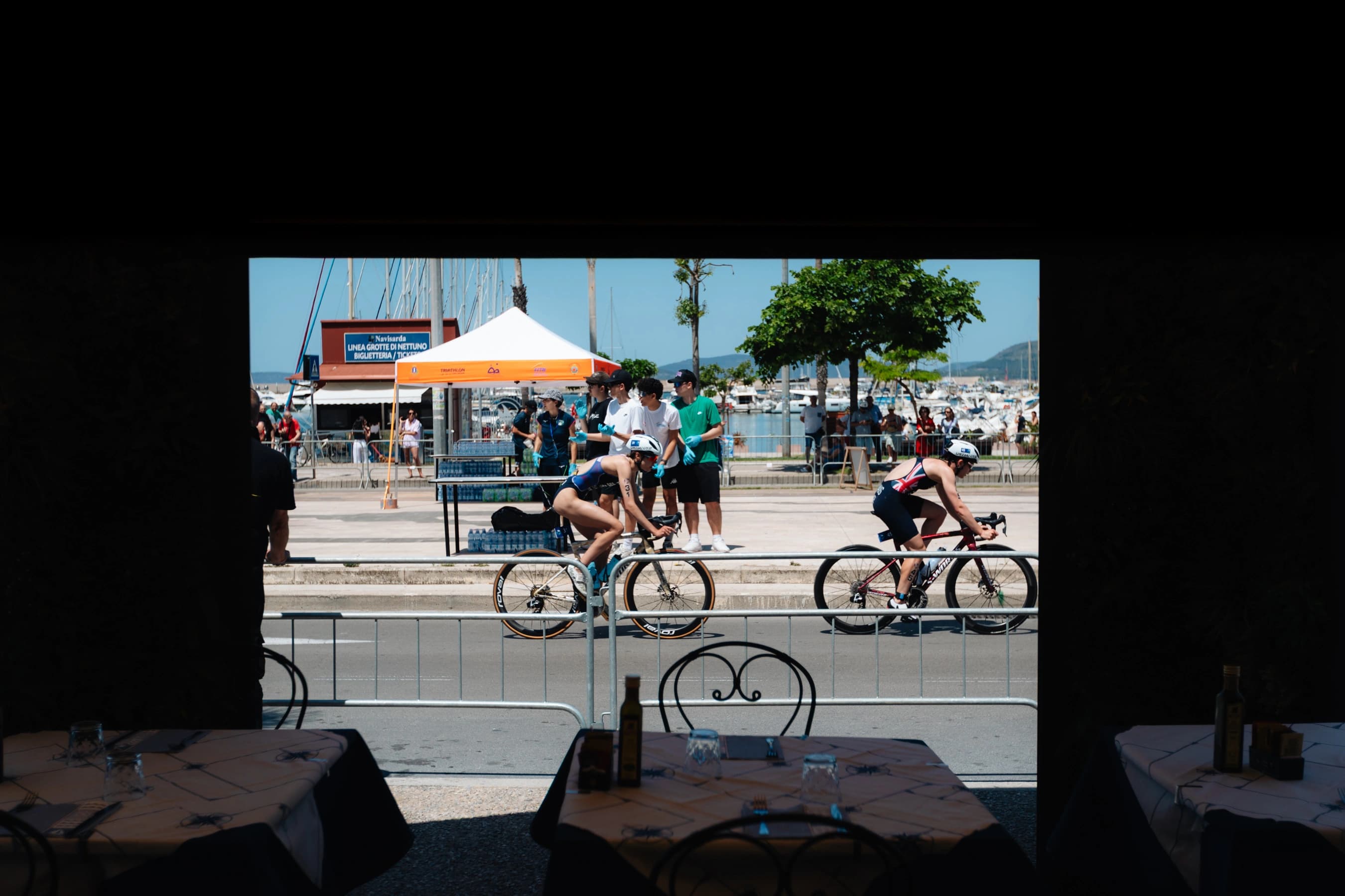 Course de triathlon WTCS Alghero, peloton en action