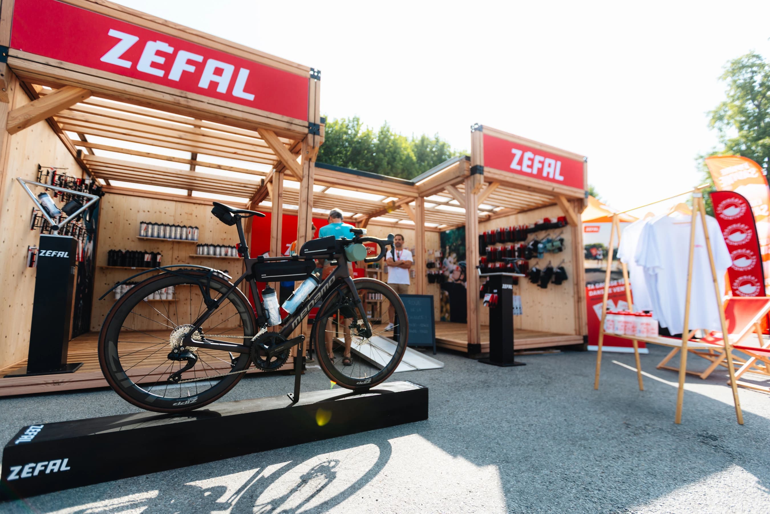 Stand Zéfal sur le village exposants de L'Étape du Tour Femmes