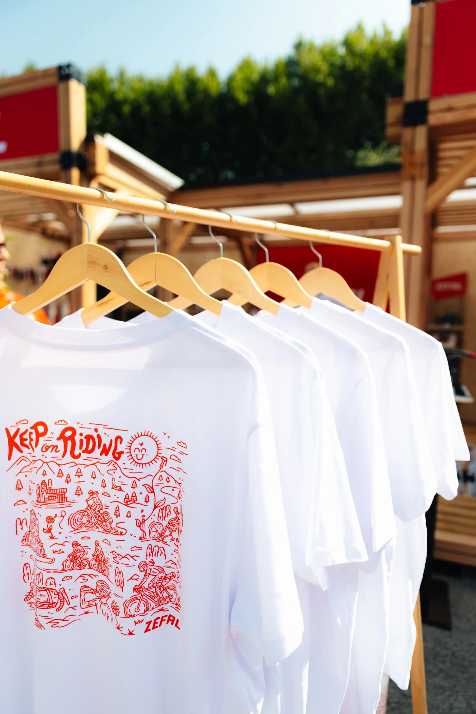 T-shirts Zéfal « Keep on Riding » exposés sur le stand