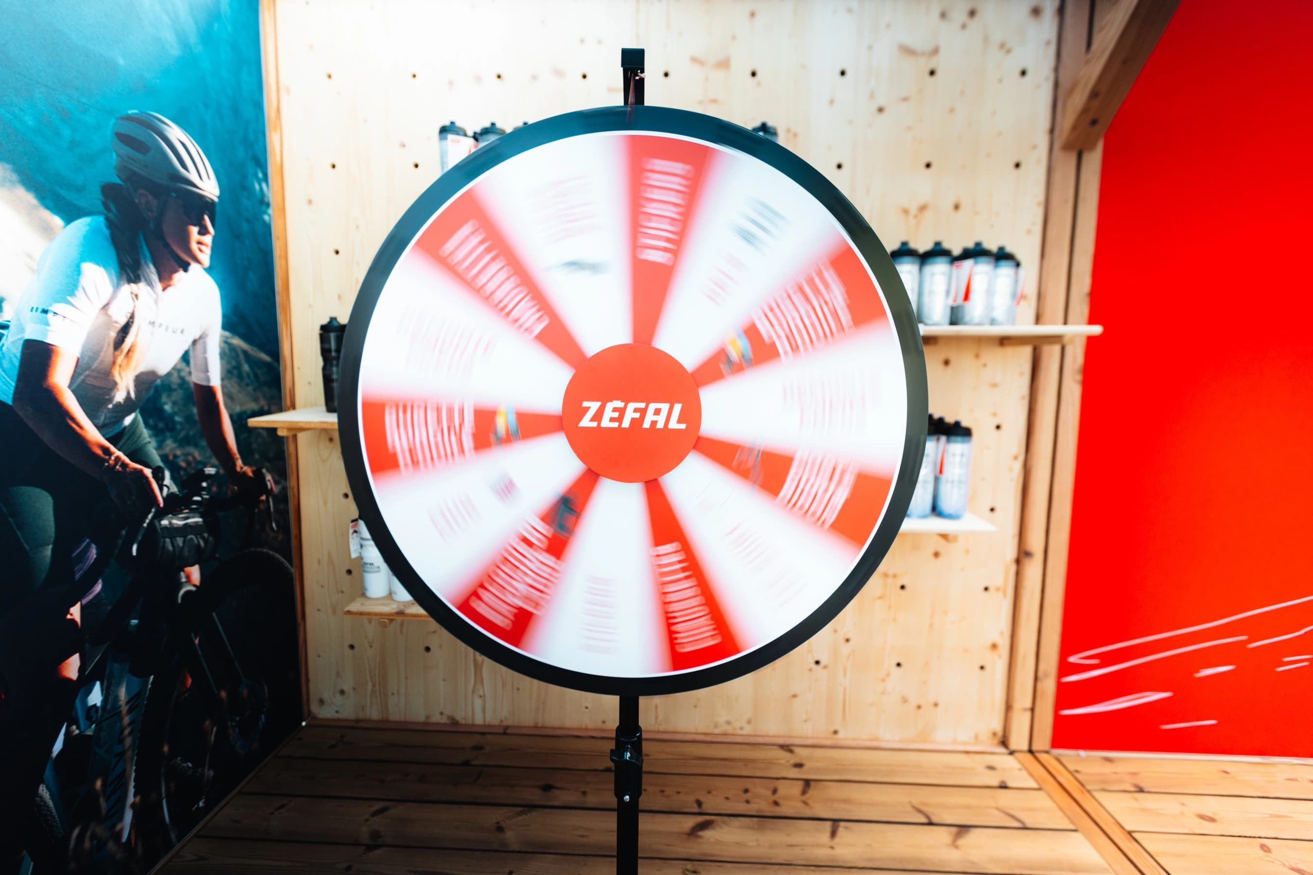 Roue des cadeaux Zéfal animée sur le stand du village