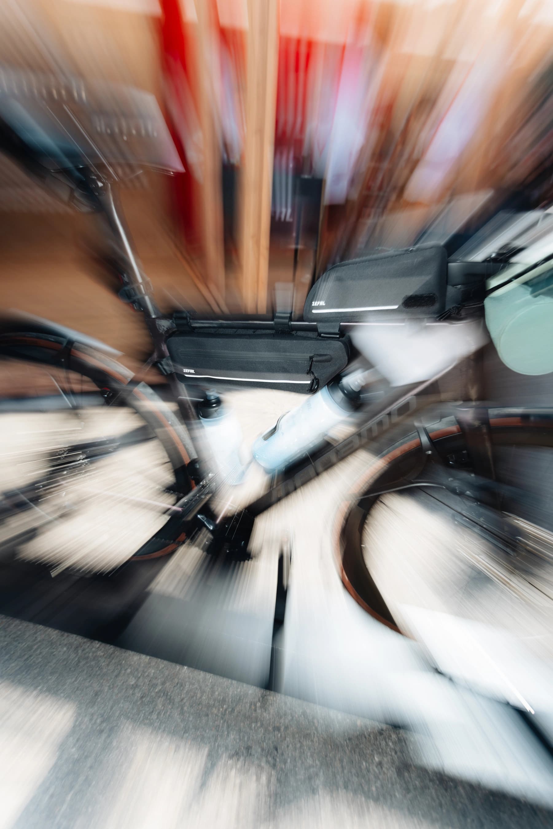 Vélo équipé Zéfal sur le stand, saisi dans un effet de vitesse
