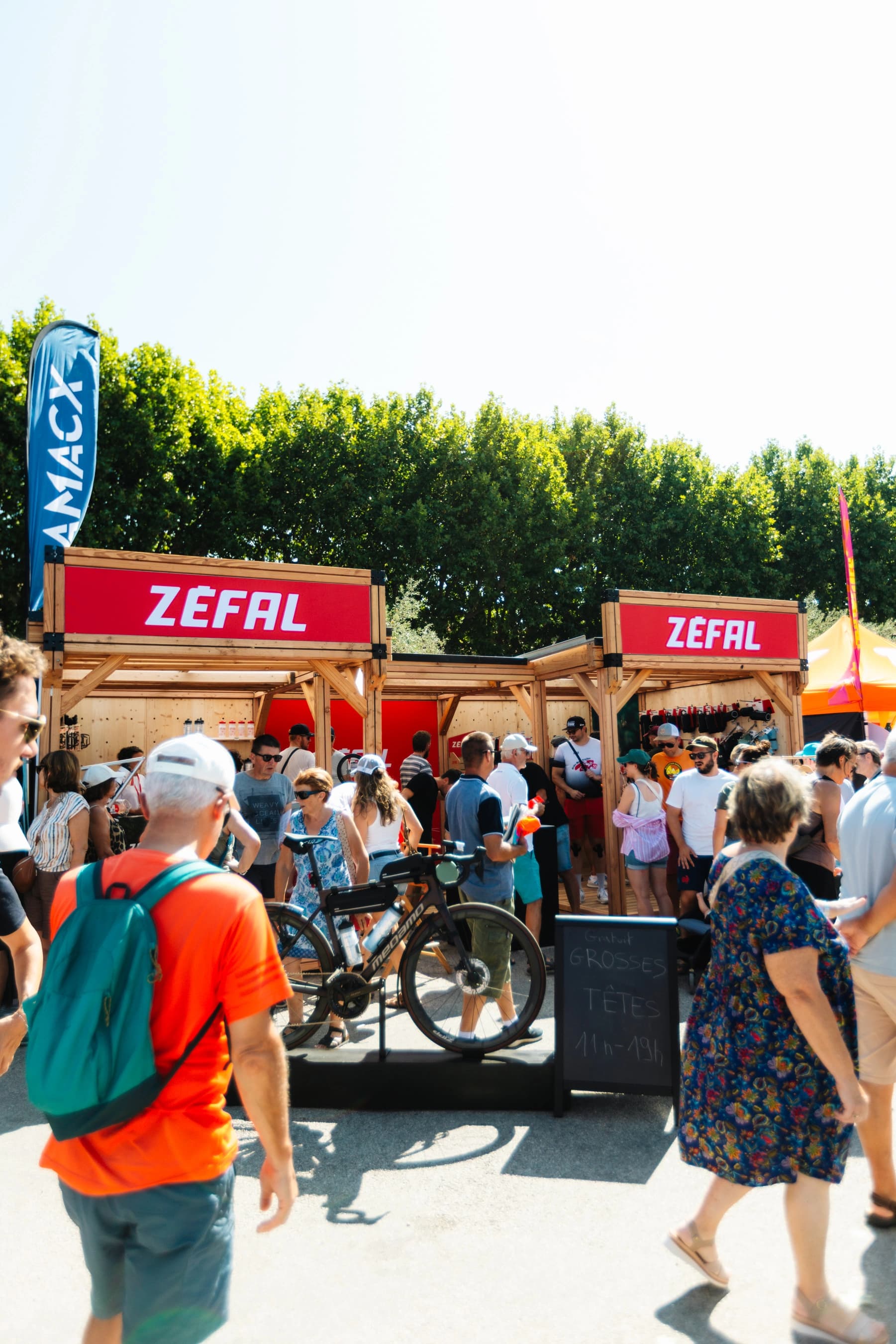 Public rassemblé devant le stand Zéfal sur le village