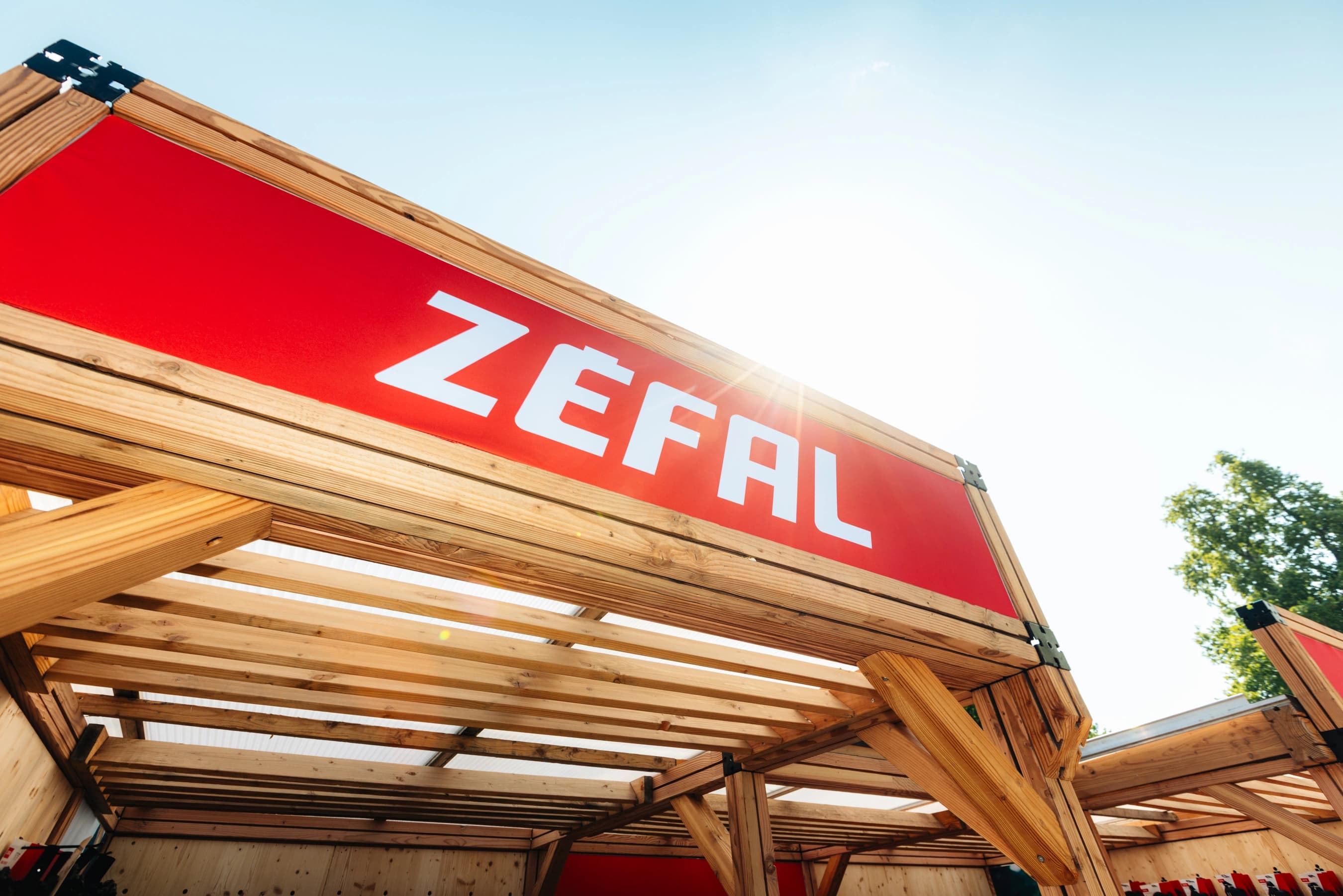 Enseigne Zéfal sur le stand du village de L'Étape du Tour Femmes